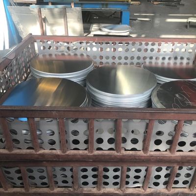 Lingkaran Bulat Aluminium Seri 3000 3003 Anodisasi Keras Pelapisan Enamel Ukuran Kustom Kerataan Tinggi Tepi Bebas Gerigi Food Grade